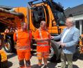 Bild: Lara Schmaus, Stadt Schwandorf/exb
Oberbürgermeister Andreas Feller (rechts) übergibt den Schlüssel für den neuen Unimog an Andreas Landgraf (Mitte) und Markus Hartl (links) vom städtischen Bauhof.