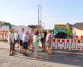 Bild: gru
Der Gemeinderat ließ sich von Georg Rumpler von der Firma RCH die aktuellen Baustellen in Edelsfeld zeigen.