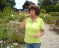 Bild: ld
Natur zum Anbeißen: Erika Bauer genießt den Geschmack der Blütenblätter einer Taglilie.