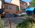Bild: le
Weiße Plastikplanen über einer Untersuchungsstelle der Archäologen im abgesperrten Bereich statt Bauarbeiten beherrschen derzeit die Baustelle des Kindergartens „Unterm Regenbogen“.