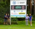 Bild: bkr
Stefan König (von links), stellvertretender Geschäftsführer Matthias Stelzl (Büro Schultes), Josef Scherm und Sportsmann Norbert Stelzl freuen sich über die neue Anzeigentafel.