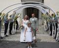 Bild: kro
Freudestrahlend verlassen Alexandra und Andreas Fischer und das Brautmädchen Luise die Pfarrkirche in Großkonreuth. Sie werden von der Feuerwehr Großkonreuth erwartet.