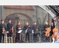 Bild: amö
Nehmen gerne den verdienten Schlussapplaus entgegen: Die sieben turkmenischen Musiker.