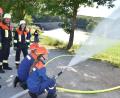 Bild: no
Zwei Mitglieder der Gemeindjugendfeuerwehr beim Löschangriff, beobachtet vom Gemeindefeuerwehrjugendwart Henner Wasmuth (stehend Mitte) und der Jugendwartin der Feuerwehr Augsberg, Dorothea Schwabe (stehend rechts)