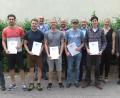 Bild: exb
Schulleitung, Lehrkräfte und Heimpersonal gratulierten den Abschlussbesten (mit Urkunde, von links) Maximilian Buczinski, Jonas Weigand, Thorsten Müller, Jonas Wechs und Peter Männer.