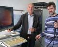 Bild: exb
Josef  Ziegler (links) weist den  Gastroenterologen in  Uljanovka in die Bedienung eines gelieferten Endoskopieturms für Darmspiegelungen ein.