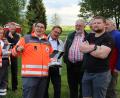 Bild: Neumann, Jochen (jochen.neumann@erbendorf.de)
Vertreter des Roten Kreuzes und der Feuerwehr sowie von verschiedenen Behörden treffen sich zum elften Blaulichtgespräch am Erlweiher in Thumsenreuth. Mit auf dem Bild unter anderem Bürgermeister Hans Donko (Sechster von rechts) ,Polizeidienststellenleiter Bernhard Gleißner (Zweiter von links) und Gerald Wagner (Dritter von links) vom BRK-Kreisverband.