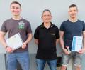 Bild: ohr
Spartenleiter Erich Kneißl (Mitte) gratulierte Alexander Prechtl (rechts) für 250 absolvierte Spiele mit einer Urkunde und einem kleinen Pokal. Die Teilnehmer der Jahreshauptversammlung bestimmten in einer Nachwahl Michael Beer (links) zum neuen Kassier..