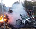 Archivbild: jp
Ein Spektakel beim Bikertreffen ist das Reifenschruppen im Burn-Out-Käfig bis der Reifen brennt.