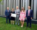 Bild: Hirmer/OTH Amberg-Weiden
Eine Spende von 5000 Euro der Manfred-Roth-Stiftung überreichten die Vertreter der Norma-Niederlassung in Regenstauf, Lars Sikkes (links), Anton Gleixner (Mitte) und Martin Golke (rechts), an die OTH-Vertreterinnen, Vizepräsidentin Prof. Dr. Christiane Hellbach (Zweite von links) und Anja Wurdack.