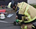 Bild: lue
In einen Becher an einem langen Stab füllen die Feuerwehrmänner Benzin ab.