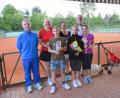 Bild: ads
Der Vorsitzende der TuS-Tennisabteilung, Karl Heinz Müller (hinten rechts), gratuliert den fleißigen Punktesammlern beim Schleiferl-Turniers.