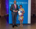 Bild: Florian Graser/exb
Bayerns Finanz- und Heimatminister Albert Füracker verleiht Grete Pickl aus Kastl den „Dialektpreis Bayern“.