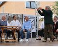 Bild: mrr
Landtagsabgeordneter Bernd Heinisch (Freie Wähler) spielte bei der 700-Jahre-Feier in Rieden durchaus eine Rolle. Hier ganz spontan beim Theaterstück (Dritter von links).