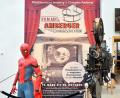 Bild: Petra Hartl
Besser lässt sich die Brücke zwischen Filmhistorie und modernen Blockbustern kaum visualisieren. Im Stadtmuseum steht neben einer Spider-Man-Wachsfigur (aus Weiden von Marcs-World-of-Figures) ein alter Film-Projektor, der sonst im Ring-Theater zu bestaunen ist.