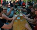Bild: wro
Gäste aus nah und fern feiern beim beliebten Zoiglfest der Fuchsmühler Floriansjünger. Dem Biergarten am Gerätehaus statten auch die Kameraden aus Falkenberg einen Besuch ab.