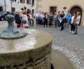Bild: MOR, Autor [MOR]
Zum Bild:  Am Stadtbrunnen hinter dem Rathaus wies Kulturmanagerin Birgit Plößner (vierte von rechts) auf die Insellage der Stadt hin. Bei der kurzweiligen historischen Stadtführung wurden für die Damen der Frauenunion viele Geheimnisse gelüftet.