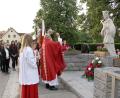 Bild: boj
Pfarrer Herbert Rösl segnete die restaurierte Johannes-Nepomuk-Statue, die nun als gefälliger Blickfang das Erscheinungsbild des Dorfplatzes am Meiler erheblich aufwertet.
