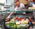 Bild: Wolfgang Steinbacher
In der Metzgerei Bär gibt es mittlerweile eine separate Theke nur mit veganen Produkten wie Aufschnitt, Aufstrich oder Käse. Hier holt Metzgermeister Matthias Bär gerade einen veganen Pizza-Leberkäse heraus.