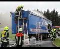 Bild: michaela.lowak@oberpfalzmedien.de
Keine leichte Aufgabe: Die Feuerwehr löscht einen Lkw, der mit Müll beladen ist.
