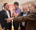Bild: Dobmayer, Elisabeth (DOBVOH@T-ONLINE.DE)
Stellvertretender HAK-Vorsitzender Peter Staniczek (rechts) hielt seine wohl kürzeste Rede aller Zeiten bei der Ausstellungseröffnung "200 Jahre bayerische Verfassung und 100 Jahre Freistaat Bayern" im Heimatmuseum.