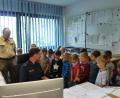 Bild: fpoz
Die kleinen Gäste empfing Polizeihauptkommissar Volker Rüttgard (im Foto links), der geduldig alle Fragen zu den Aufgaben  und der Ausstattung der Polizei beantwortete.