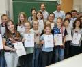 Bild: exb
Bei einer  kleinen Feierstunde im Biologielehrsaal des Johann-Andreas-Schmeller-Gymnasiums überreichten Schulleiter Christian Schwab, Michael Sontheim, Iris Hösl und der Fachkoordinator für Natur und Technik, Josef Schiffl (hintere Reihe von rechts) den erfolgreichen  Teilnehmern am Wettbewerb „Experimente antworten“ die Urkunden und Sachpreise.