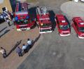 Bild: tkr
Ein Blick von oben auf angetretene Mannschaft und die Fahrzeuge der Feuerwehr Teunz.