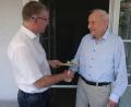 Bild: usc
Glückwünsche des Amberger Oberbürgermeisters und ein Geschenk überbrachte 3. Bürgermeister Franz Badura dem Jubilar Bernhard Krüßel.