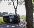 Bild: rw
Bei einem Unfall auf der Kreisstraße in Richtung Reuth prallt ein Auto gegen einen Alleebaum. Der Fahrer des Wagens flüchtet, meldet sich dann mit dem Handy bei Familienangehörigen – er bleibt unverletzt. Sein Beifahrer wird leicht verletzt ins Krankenhaus Kemnath gebracht.
