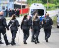 Symbolbild: Robert Michael/dpa
Polizisten sind mit Suchstangen im Einsatz.