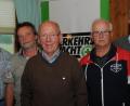 Bild: gf
Günter Neumann – seit Jahren Fahrsicherheitstrainer – erhielt das goldene Ehrenzeichen der Landesverkehrswacht. Für langjährige aktive Mitarbeit in der Kreisverkehrswacht wurden außerdem Günter Schlagenhaufer, Reinhold Ziermeier und Heinz Dürbeck mit dem silbernen Ehrenzeichen ausgezeichnet. Mit im Bild: Bezirksvorsitzender Josef Argauer (von links).