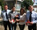 Bild: wro
Zusammen ihrem kleinen Lukas freute sich die Leugaser Familie Brunner über einen kostenlosen Rauchmelder, der ihnen vom Feuerwehrbeauftragten und Vorsitzenden der Schönhaider und Leugaser Wehr Helmut Oppl (rechts), bzw. Kommandant Christian Schön (links) am Brunnenfest übergeben wurde.