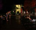 Archivbild: bkr
Samstagnacht können Schwimmer, wie auf dem Bild von 2021, in rund 25 Grad warmes Wasser springen. Das Naturerlebnisbad Immenreuth lädt wieder zum Mondscheinschwimmen ein.