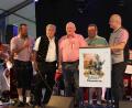 Bild: mnt
Die Thansteiner Vereine bedankten sich beim Heimatabend bei der Festleitung und den Organisatoren mit Simone Legl (von links), Daniel Zitzmann stellvertretend für die Thansteiner Vereine, Manfred Legl (Heimatbuch), Festleiter Franz Mühlbauer, Festleiter Wolfgang Schmidt, Bürgermeister und Schirmherr Walter Schauer.
