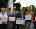 Bild: ads
Roman Hindl (Dritter v.r.) überreichte im Beisein von Bürgermeister Martin Preuß  (Dritter v.l.) jeweils eine Spende von 500 Euro an Marianne Gutwein (SkF) , Elizaveta Smyslova (Freiwilligenagentur) und Kerstin Pfitzner und Susanne Schmid (Pflegende Angehörige) (v.l.) . Bild: (ads)