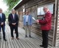 Bild: exb
Marktbläser-Vorsitzender Matthias Fenk (rechts) und Kulturausschuss-Vorsitzender Martin Wild (Zweiter von rechts) baten Bürgermeister Bernhard Lindner und Landrat Richard Reisinger (von links), die Schirmherrschaft und Ehrenschirmherrschaft zu übernehmen.
