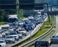 Bild: Uwe Lein/dpa
Fahrzeuge stauen sich auf der Autobahn A8 bei Rosenheim in Fahrtrichtung München. (Archivbild)