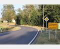 Bild: kro
Marktgemeinderat Manfred Fehr forderte, dass die Ortsdurchfahrtsstraßen von Großkonreuth (Bild) und Poppenreuth auf 30 km/h beschränkt werden sollten, weil viel zu schnell gefahren werde.
