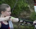 Bild: Marco Meier
Praktikantin Katharina Graf mit voller Schutzausrüstung beim Bogenschießen.