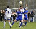 Archivbild: Hubert Ziegler
Benedikt Buegger (Mitte, hinten) bei einem Kopfballduell im Trikot des SV Raigering. Am fünften Spieltag der Kreisliga Süd trifft er erstmals mit seinem neuen Verein auf die Panduren.