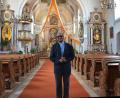 Bild: jr
Die Pfarrkirche St. Laurentius in Bad Neualbenreuth war in den vergangenen 13 Jahren die Wirkungsstätte von Pfarrer George Parankimalil. Am kommenden Sonntag feiert er hier seinen Abschiedsgottesdienst.