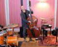 Bild: do
Mit einer Reise in die Randgebiete des Jazz und der Elektronik begeisterte das Trio Gerwin Eisenhauer (Schlagzeug), Bassist Christian Diener und Tobias Meinhart (Saxophon) im Kloster Speinshart die Jazz-Enthusiasten