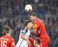 Archivbild: Marcus Brandt
Patrick Erras (rechts/im Luftduell mit Hamburgs Robert Glatzel) und seine Kieler starten am Samstag mit dem Pokalspiel in Aachen offiziell in die neue Saison.