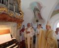 Bild: sne
Weihbischof Reinhard Pappenberger spendet der neuen Orgel seinen Segen.