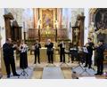 Bild: do
"Festliche Trompetenserenade" und "Vom Herold zur Brassband" hieß es zum Abschluss der Speinsharter Sommerkonzerte. In der Klosterkirche imponierte die glanzvolle Trompetenmusik des Festival-Blechbläserensembles unter Leitung von Professor Otto Sauter (Bildmitte). Am Klavier bezauberte Natalia Ilkiv.