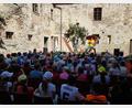 Bild: gi
Das Ovigo-Theater präsentiert das spannende und witzige Stück „Käpten Knitterbart und seine Band“ auf Schloss Burgtreswitz, das bei den jungen Besuchern großen Anklang findet.