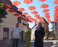 Bild: bö
Ein Großteil der Schirmstraße in Schmidmühlen ist mit neuen Regenschirmen nachgebessert worden. Die Sparkasse Amberg-Sulzbach hat die Aktion mit über 2000 Euro unterstützt (von links): Bürgermeister Peter Braun mit Anna Pitera und Melanie Misral von der Sparkasse Amberg-Sulzbach.