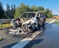 Bild: Feuerwehr Wiesau/exb
Auf der Autobahn 93 zwischen Wiesau und Falkenberg stand am Mittwoch ein E-Auto in Vollbrand. Der Fahrer konnte sich noch rechtzeitig in Sicherheit bringen und einen Notruf absetzen.