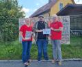 Bild: Natascha Horn/exb
AC/DX.-Gitarrist Thorsten Horn (Mitte) überreicht die Spende an die Vorsitzenden der Kinderkrebshilfe Oberpfalz Nord, Herbert Putzer und Gunda Hagn.